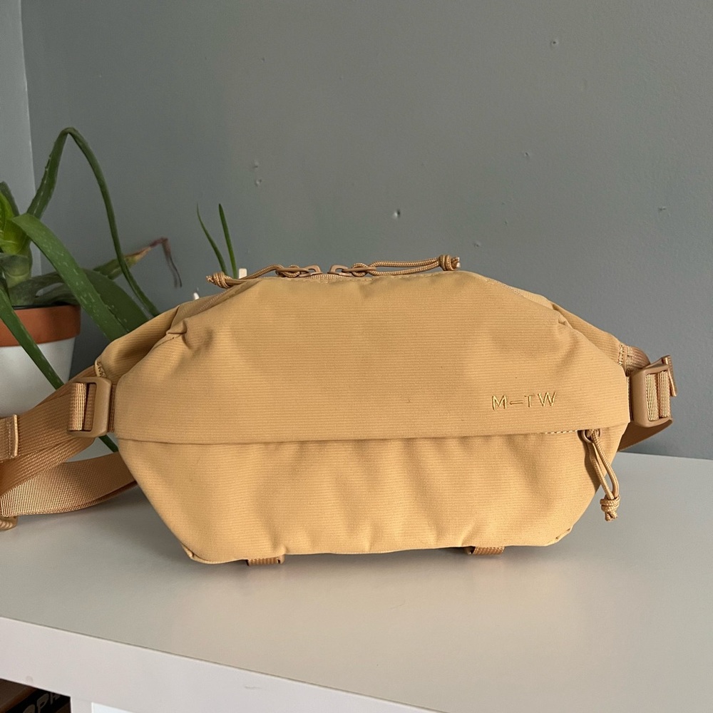Moment Fanny Sling in color Sand